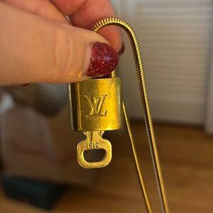 LV lock & key on chain